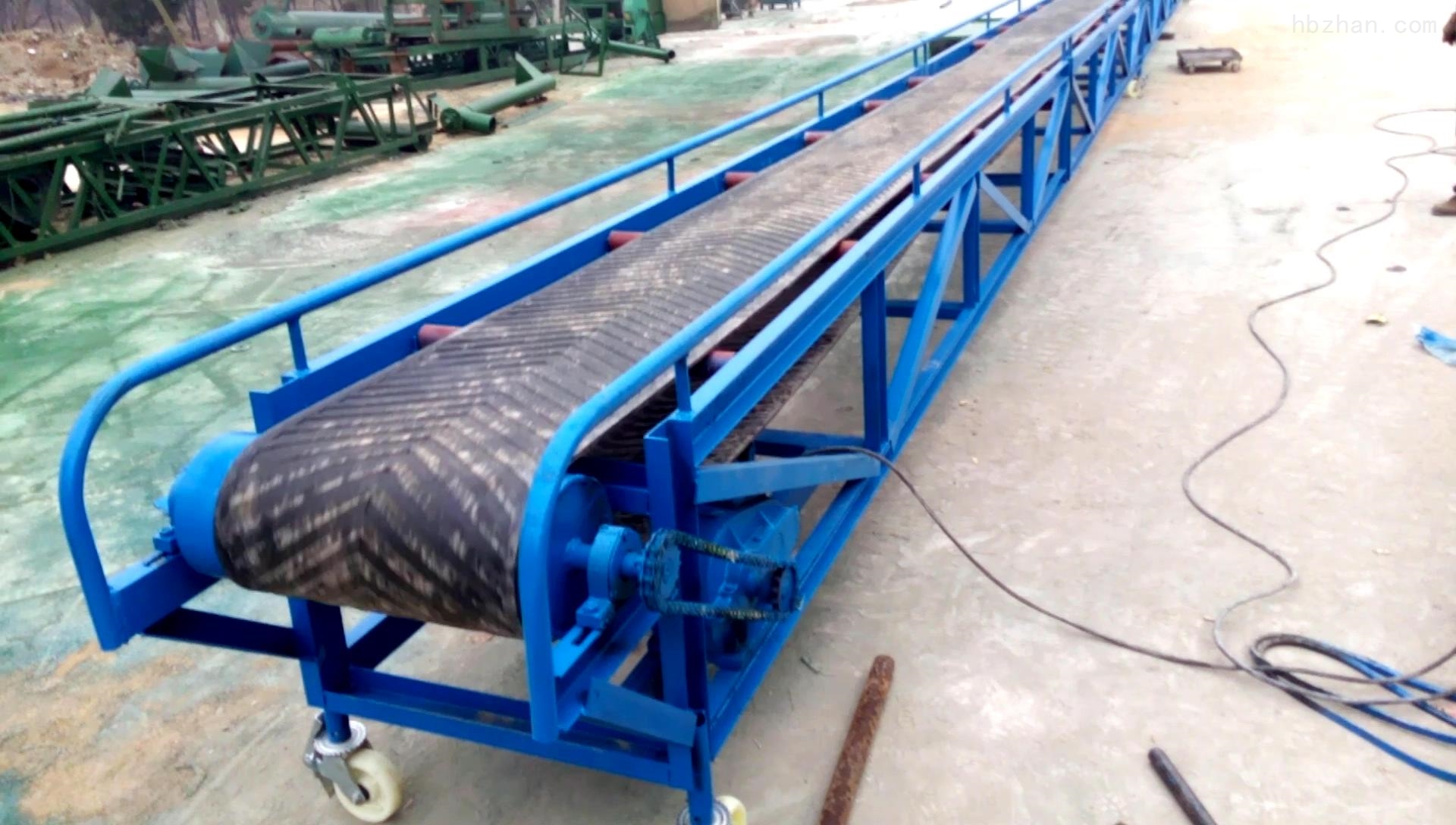 膠帶運(yùn)輸機(jī)定制與移動(dòng)式帶式輸送機(jī)型號(hào)全解析